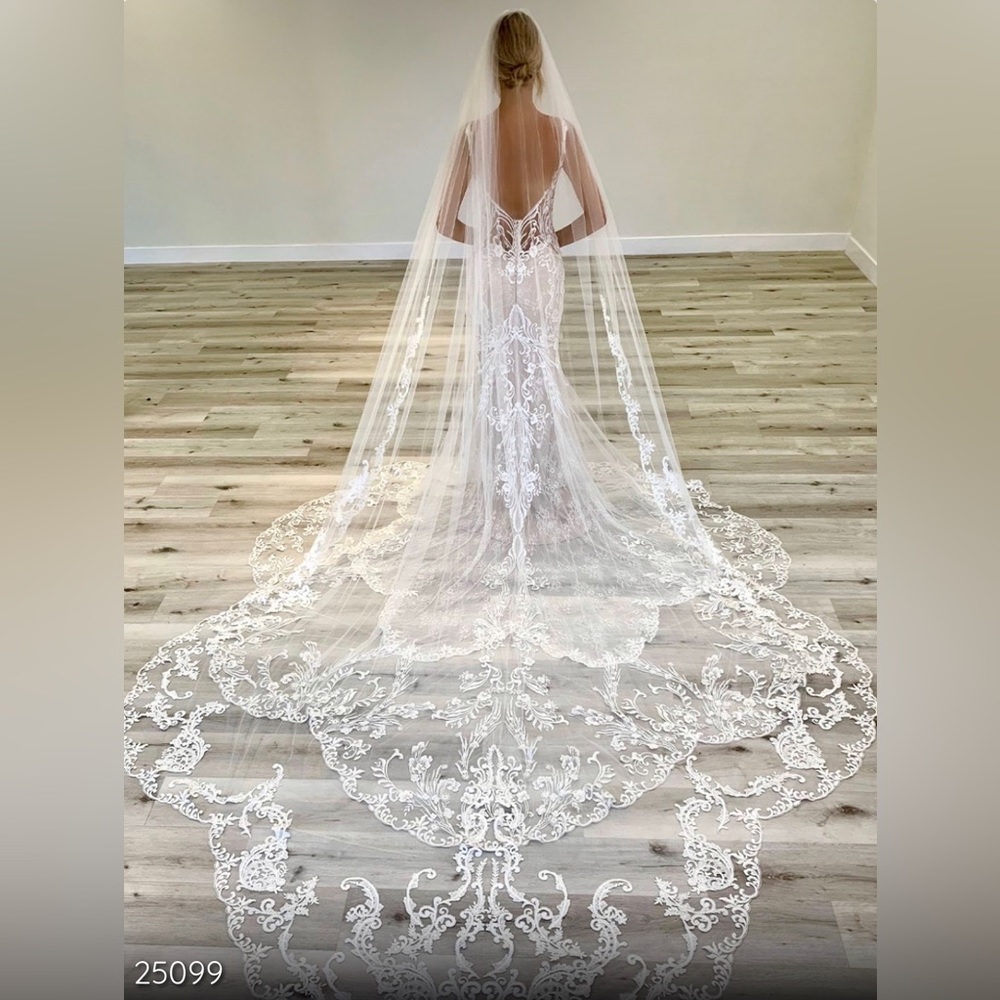 Eludes by Enzoani Veil